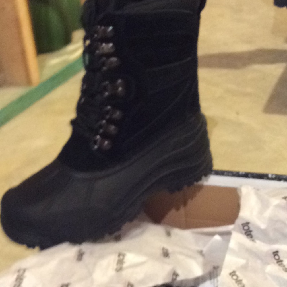 Toes Men’s snow boot size 9 never worn